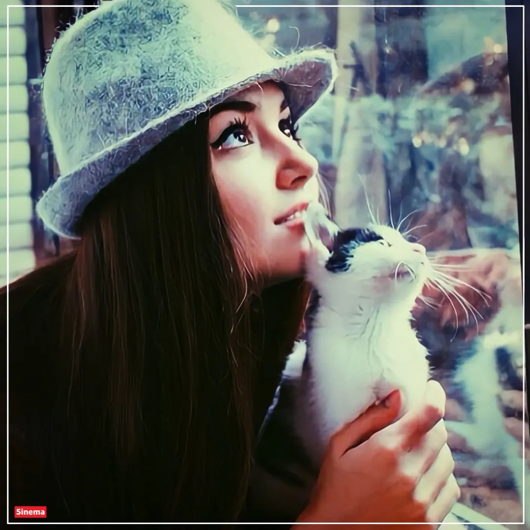 Hande Erçel with Cat